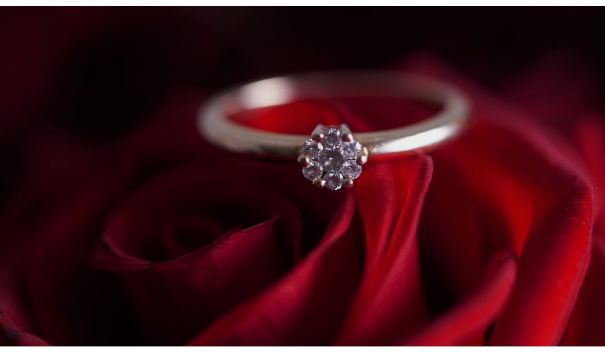 Le bague de fiançailles, entre caractéristique et symbolique
